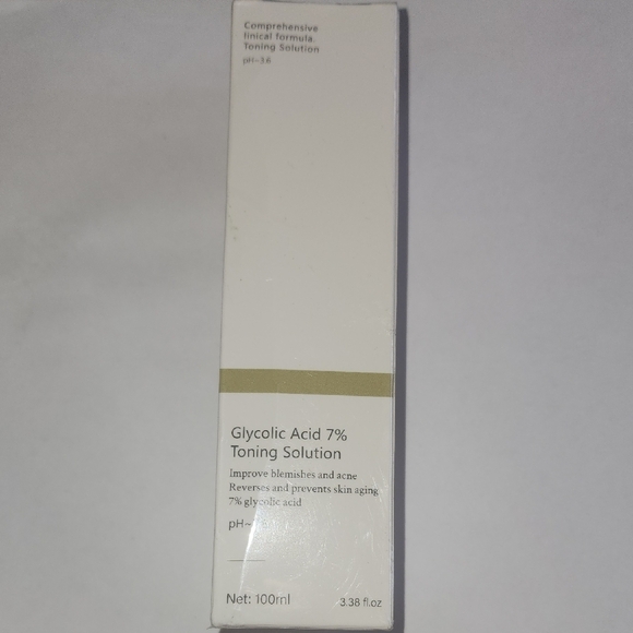 White Skincare Toner for a Radiant Complexion - Picture 1 of 6